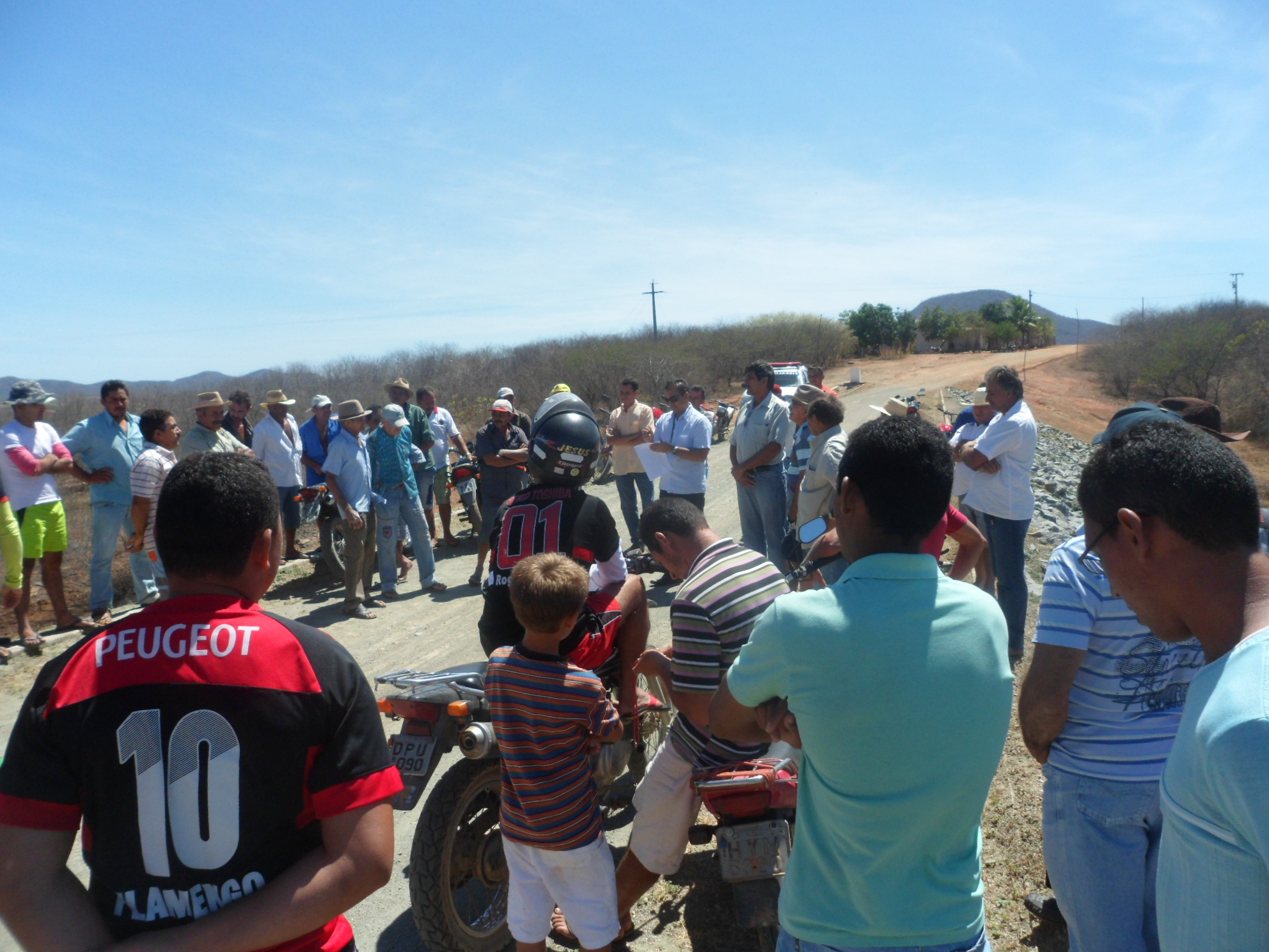 SECRETARIA EXECUTIVA E COMITÊ DE BACIA DO ALTO JAGUARIBE DIALOGAM COM MANIFESTANTES NO AÇUDE MUQUÉM, EM CARIÚS