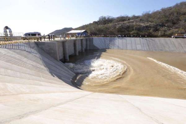 Bombeamento da transposição é retomado e águas devem chegar ao Ceará no 1° trimestre