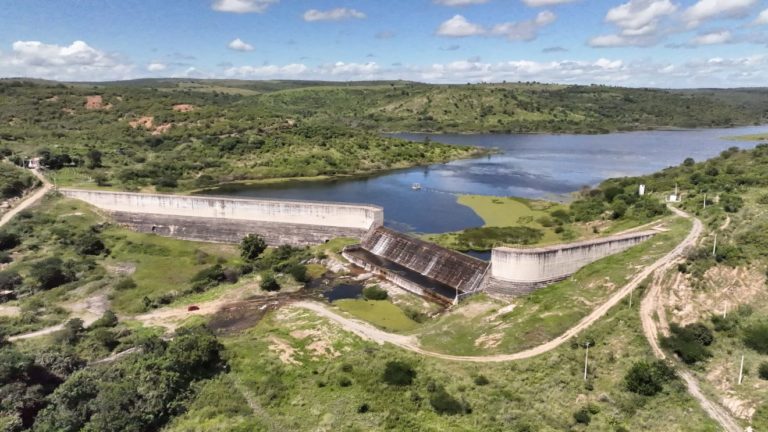 Comissão Gestora do açude Mamoeiro acompanha operação de liberação do reservatório