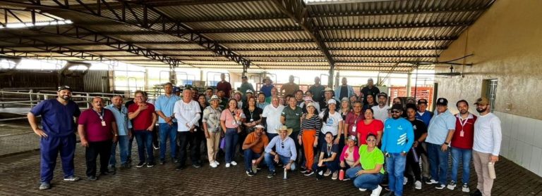 Comitê do Alto Jaguaribe conhece sistema produtivo e de irrigação de fazenda leiteira, em Iguatu